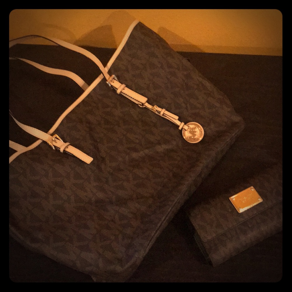 Michael Kors Bucket bag, large size wallet.